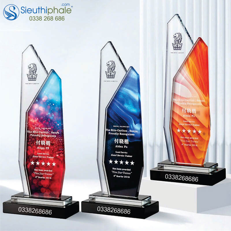 Làm cúp lưu niệm giá rẻ theo yêu cầu, thiết kế hiện đại và tinh tế. chân đế vuông  sang trọng. chất liệu pha lê cao cấp, tạo lên độ trong suốt tuyệt vời, in, khắc logo theo yêu cầu, đẹp sắc nét