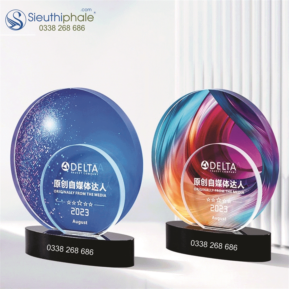 Quà tặng họp lớp kỷ niệm chương thủy tinh, thiết kế tinh tế, sang trọng, chất liệu thủy tinhh pha lê cao cấp, đế dầy mầu đen, khắc chứ đẹp sắc nét