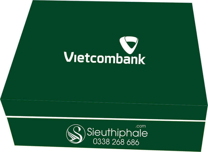Bộ cốc thủy tinh in logo theo yêu cầu được đựng trong hộp đựng quà cao cấp, cốt giấy carton cứng, bọc giấy xi chống thấm, được chọn mầu giấy xi theo yêu cầu, bên trong lót lụa sang trọng, lắp hộp được in logo theo yêu cầu