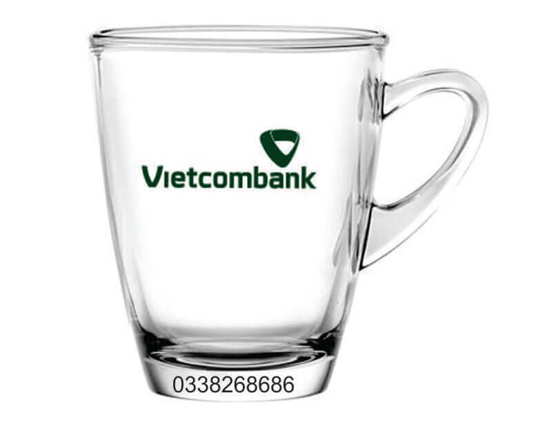 Bộ cốc thủy tinh in logo theo yêu cầu của hãng thủy tinh Ocean Thái Lan, với thiết kế tinh tế và sang trọng, miệng loe, đáy thót và quai cầm tròn vừa tay cầm, chất thủy tinh trong suốt như pha lê